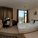 Vemara Club And - Free Parking And Free Access Hotel 3*