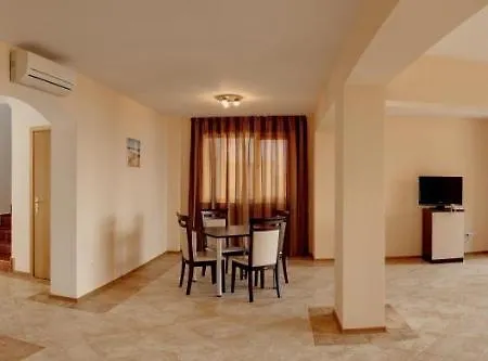 Hotel Vemara Club And - Free Parking And Free Beach Access 3*